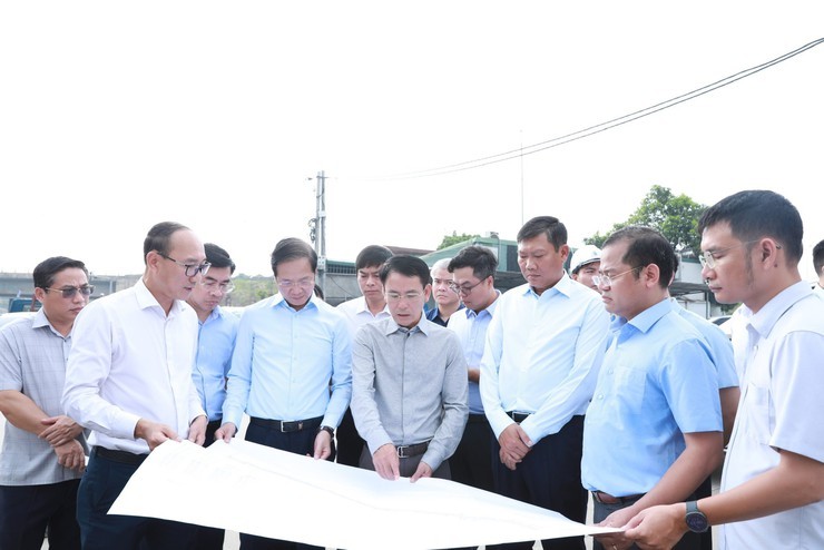 Phó Bí thư Thường trực Thành ủy Nguyễn Trọng Đông kiểm tra tiến độ dọc tuyến Vành đai 2.5 (điểm kết thúc nút giao Vành đai 3 - Lĩnh Nam) trên địa bàn phường Vĩnh Hưng.