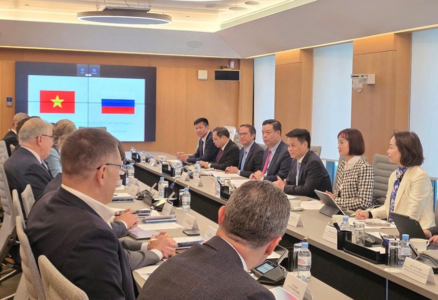 Ông Lê Ngọc Châu, Ủy viên Trung ương Đảng, Bí thư Thành ủy, Trưởng Đoàn đại biểu Quốc hội thành phố Hải Phòng dẫn đầu làm việc với Tập đoàn Novatek của Nga. Ảnh: BHP