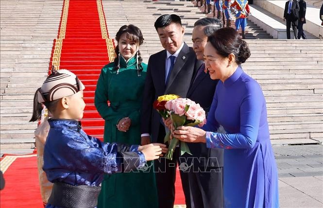 Các em thiếu nhi Mông Cổ tặng hoa chúc mừng Chủ tịch Quốc hội Trần Thanh Mẫn và Phu nhân.