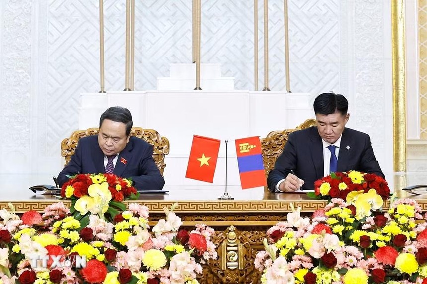 Chủ tịch Quốc hội Trần Thanh Mẫn và Chủ tịch Quốc hội Mông Cổ Sandag Byambatsogt ký kết Bản ghi nhớ hợp tác giữa Quốc hội Việt Nam và Quốc hội Mông Cổ. (Ảnh: Doãn Tấn/TTXVN)