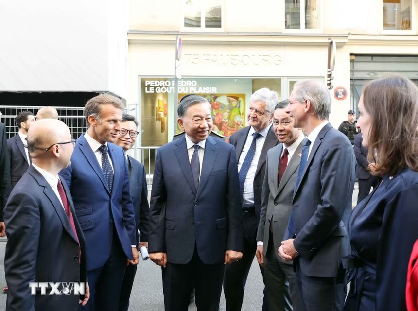 Tổng Bí thư, Chủ tịch nước Tô Lâm và Tổng thống Cộng hòa Pháp Emmanuel Macron gặp các đại biểu. Ảnh: Thống Nhất/TTXVN.