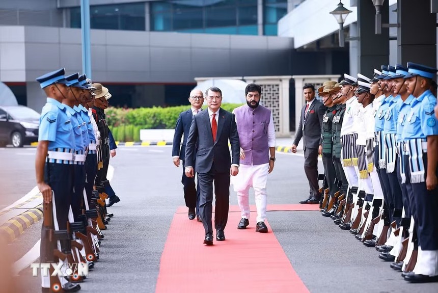 Lễ đón Thủ tướng Lê Minh Hưng tại sân bay quốc tế Indira Gandhi, thủ đô New Delhi. (Ảnh: Dương Giang/TTXVN)