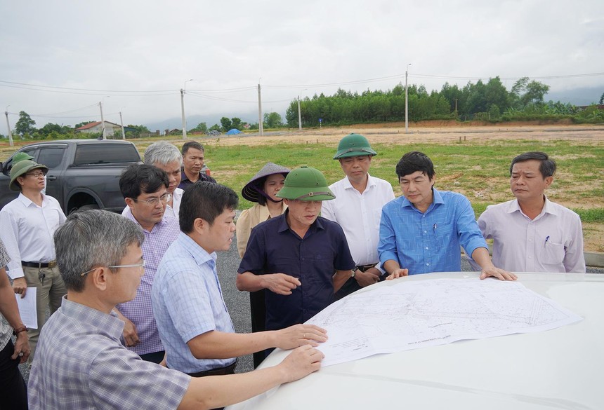 Phó chủ tịch UBND tỉnh Quảng Trị Lê Văn Bảo (áo đen, ở giữa) nghe báo cáo tiến độ dự án. Ảnh: Đặng Hà