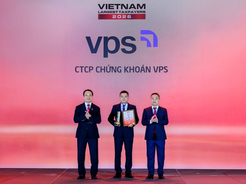 Ông Nguyễn Tuấn Anh – Giám đốc Tài chính Công ty Cổ phần Chứng khoán VPS nhận vinh danh từ ban tổ chức