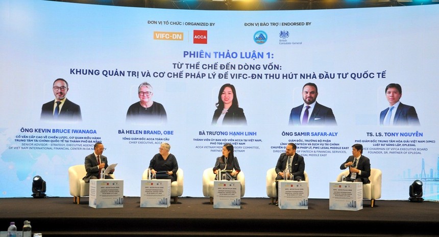 Các đại biểu thảo luận tại Diễn đàn Khung pháp lý, lĩnh vực, sản phẩm ưu tiên và cơ hội đầu tư tại Trung tâm Tài chính quốc tế Việt Nam tại thành phố Đà Nẵng.