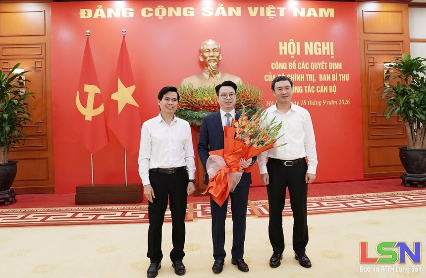 Lãnh đạo Tỉnh ủy, UBND tỉnh Lạng Sơn tặng hoa chúc mừng ông Trần Quân. Ảnh: Báo và PTTH Lạng Sơn