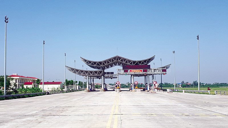 Trạm thu phí BOT cầu Thái Hà vắng bóng xe qua lại. Ảnh: P.V