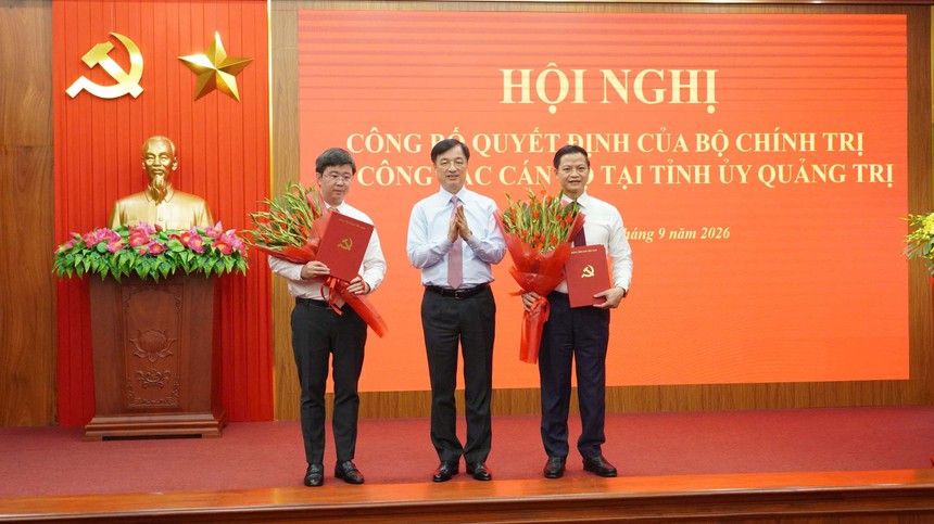 Ông Nguyễn Duy Ngọc, Trưởng ban Tổ chức Trung ương trao quyết định và tặng hoa chúc mừng tân Bí thư Tỉnh uỷ Quảng Trị Vương Quốc Tuấn (bên phải ảnh) và tân Phó Bí thư Tỉnh uỷ Quảng Trị Bùi Hoàng Phương (bên trái ảnh).