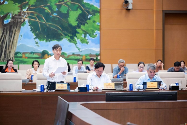 Thứ trưởng Bộ Khoa học và Công nghệ Hoàng Minh trình bày tờ trình - Ảnh: QH. 