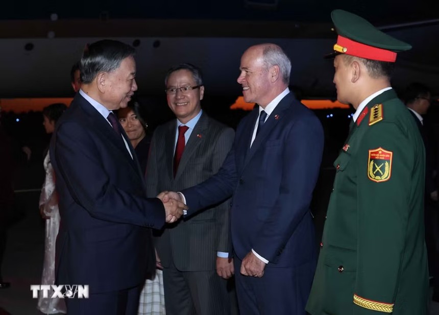 Quan chức Chính phủ Canada và cán bộ, nhân viên Đại sứ quán Việt Nam đón Tổng Bí thư, Chủ tịch nước Tô Lâm tại sân bay quốc tế Mcdonald-Cartier, Ottawa. (Ảnh: Thống Nhất/TTXVN)