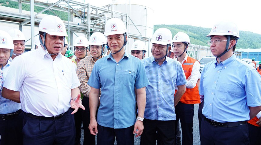 Lãnh đạo tỉnh Quảng Trị và lãnh đạo Tập đoàn EVN kiểm tra thực địa dự án Trung tâm Nhiệt điện Quảng Trạch. Ảnh: Mỹ Hạnh - Trường Nhật