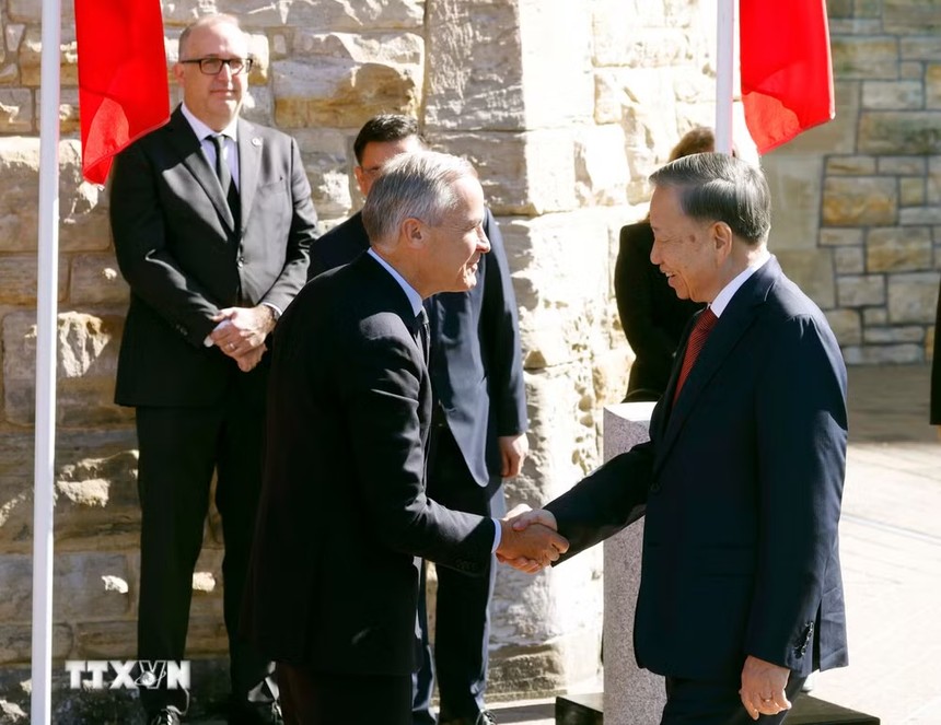 Thủ tướng Canada Mark Carney đón Tổng Bí thư, Chủ tịch nước Tô Lâm. (Ảnh: Thống Nhất/TTXVN)