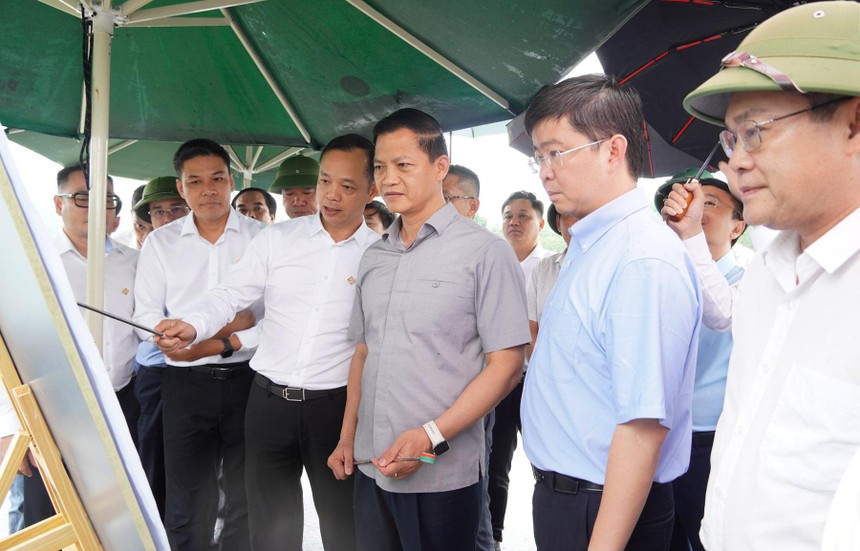 Bí thư Tỉnh ủy Quảng Trị Vương Quốc Tuấn (hàng đầu, thứ ba từ phải ảnh) và Chủ tịch UBND tỉnh Quảng Trị Bùi Hoàng Phương (hàng đầu, thứ hai từ phải ảnh) nghe báo cáo Dự án quần thể du lịch sinh thái, nghỉ dưỡng và vui chơi giải trí núi U Bò - hồ Thác Chuối 