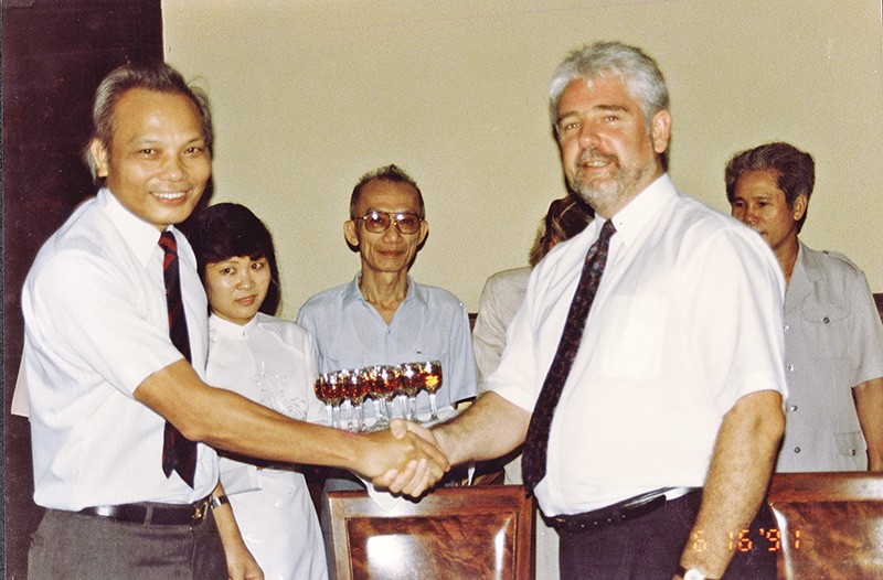 Cái bắt tay lịch sử giữa GS-TSKH. Nguyễn Mại (bên trái) và đại diện Công ty Vietnam Invesment Review Ltd. đã đặt nền móng cho sự phát triển của Báo Đầu tư. Lễ ký văn bản hợp tác có sự chứng kiến của Bộ trưởng Võ Đông Giang (đứng giữa) - người có nhiều công lao trong việc thành lập và định hướng sự phát triển của Báo Đầu tư thời gian đầu