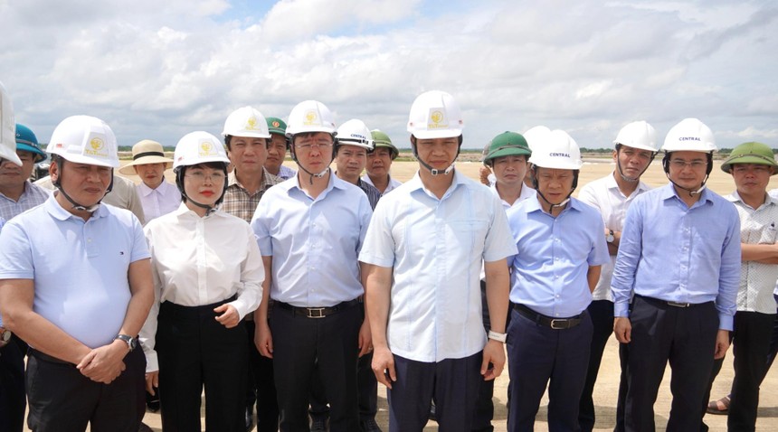 Bí thư Tỉnh uỷ Quảng Trị Vương Quốc Tuấn (hàng đầu, thứ ba từ phải ảnh) kiểm tra tiến độ Dự án đầu tư xây dựng Cảng hàng không Quảng Trị.