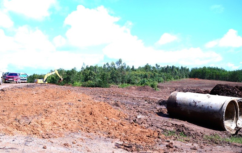 Tại gói thầu XL.04, đoạn qua xã Hra, nhà thầu chuẩn bị mặt bằng để thi công dự án.