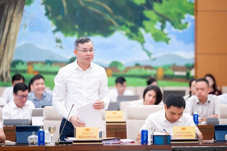Bộ trưởng Bộ Tài chính Ngô Văn Tuấn trình bày tờ trình dự án luật - Ảnh: QH. 