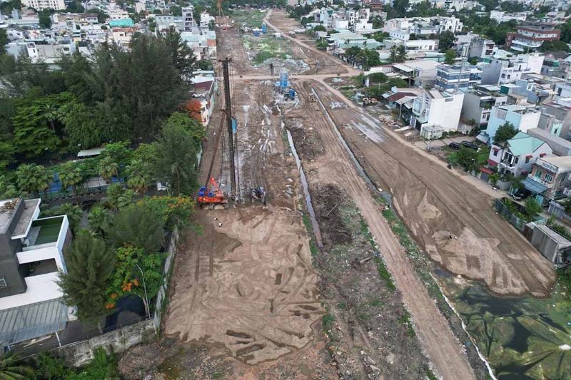 Một đoạn đường Vành đai 2 TP.HCM đã bàn giao mặt bằng để thi công - Ảnh: Lê Toàn 