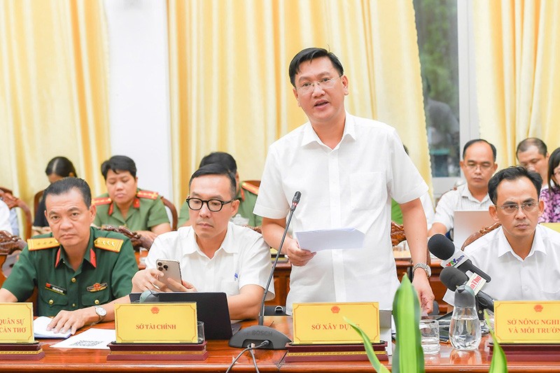 Ông Mai Văn Tân, Giám đốc Sở Xây dựng TP. Cần Thơ thông tin về các công trình/dự án trên địa bàn Thành phố tại cuộc họp báo quý III/2026 do UBND TP. Cần Thơ tổ chức