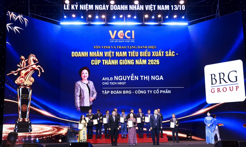 Ủy viên Bộ Chính trị, Phó Thủ tướng Thường trực Chính phủ Phạm Gia Túc và Chủ tịch VCCI Hồ Sỹ Hùng trao tặng Cúp Thánh Gióng cho Anh hùng Lao động Nguyễn Thị Nga