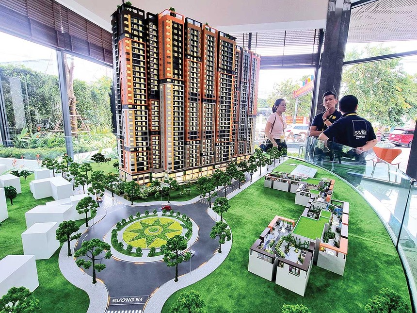 Thị trường bất động sản đang bị “bó” thanh khoản do giá bán và lãi suất ngân hàng đều cao (Ảnh: G.H)