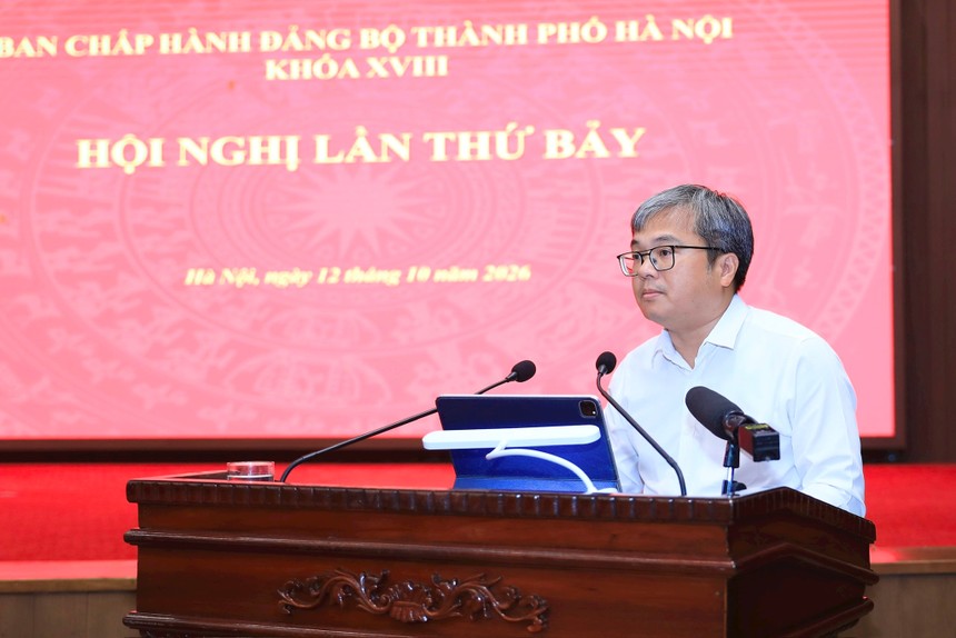 Phó Chủ tịch UBND TP. Hà Nội Trương Việt Dũng trình bày báo cáo tại hội nghị. Ảnh: Quang Thái