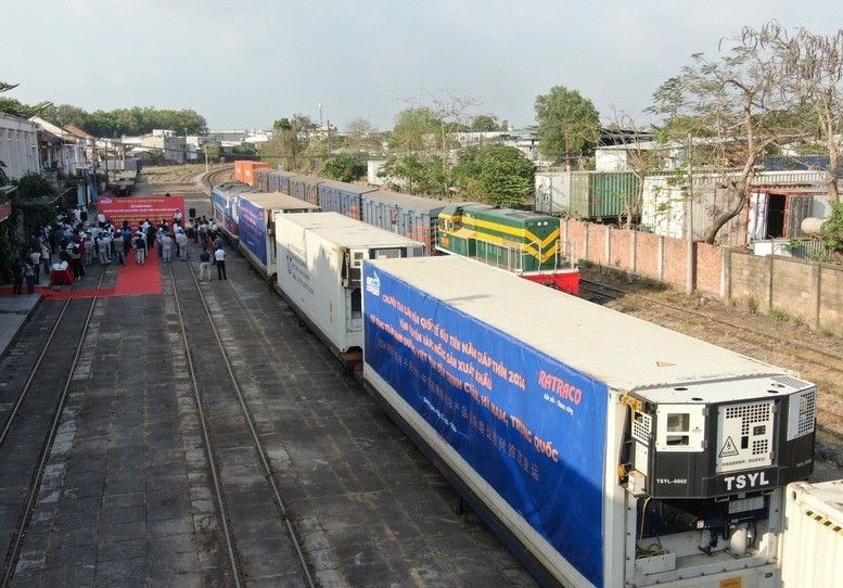 Một đoàn tàu chở container lạnh tại ga Sóng Thần. 