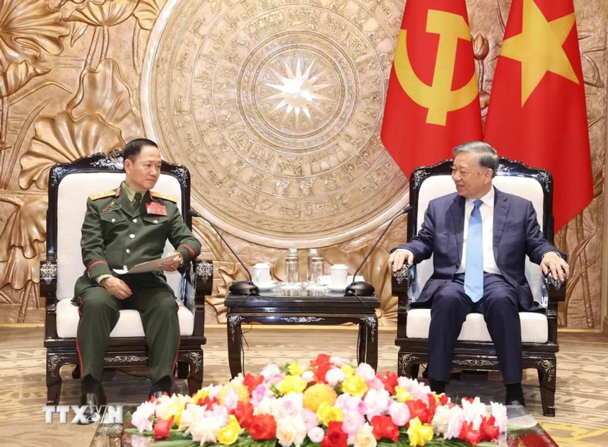 Tổng Bí thư, Chủ tịch nước Tô Lâm tiếp Đại tướng Khamlieng Outhakaysone, Ủy viên Bộ Chính trị, Phó Thủ tướng, Bộ trưởng Quốc phòng Lào. (Ảnh: Thống Nhất/TTXVN)