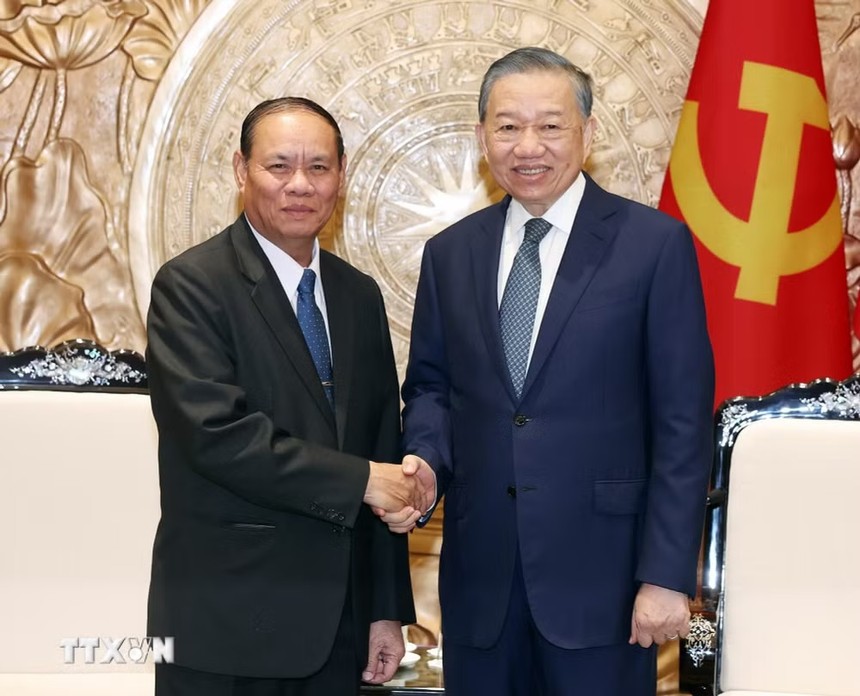 Tổng Bí thư, Chủ tịch nước Tô Lâm tiếp đồng chí Vilay Lakhamphong, Ủy viên Bộ Chính trị, Thường trực Ban Bí thư Trung ương Đảng Nhân dân Cách mạng Lào. (Ảnh: Thống Nhất/TTXVN)