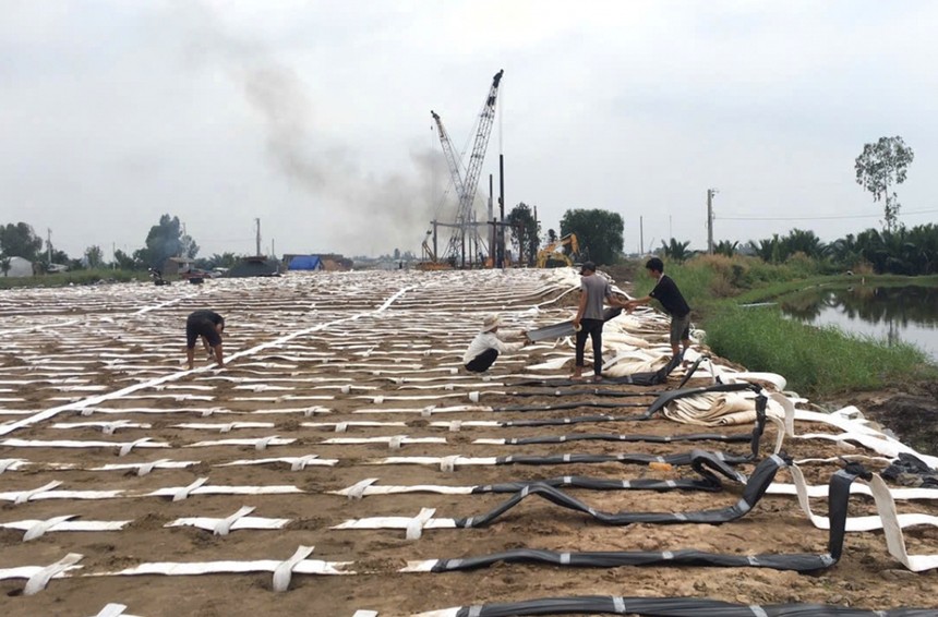 Đắp nền đường Dự án cao tốc Châu Đốc-Cần Thơ-Sóc Trăng. 