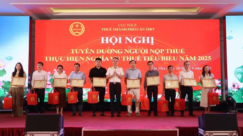 Thuế TP. Cần Thơ tuyên dương người nộp thuế thực hiện nghĩa vụ thuế tiêu biểu năm 2025