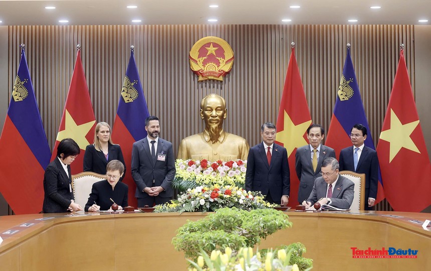 Bộ trưởng Bộ Tài chính Ngô Văn Tuấn và Thủ tướng Liechtenstein Brigitte Haas ký Hiệp định tránh đánh thuế hai lần dưới sự chứng kiến của Thủ tướng Lê Minh Hưng.