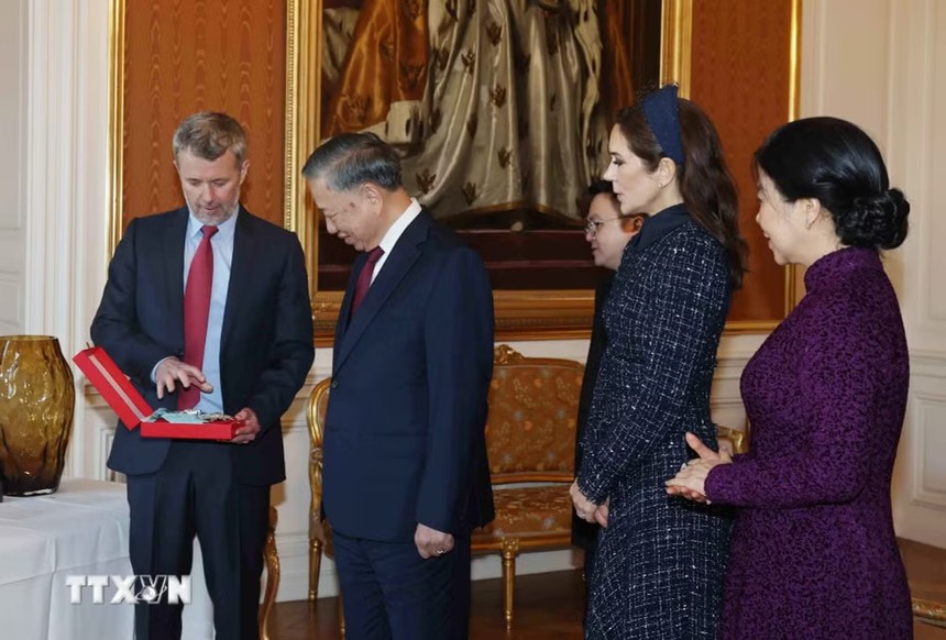Nhà Vua Frederik X trao tặng Tổng Bí thư, Chủ tịch nước Tô Lâm Huân chương Voi (Order of the Elephant) - huân chương cao quý nhất của Vương quốc Đan Mạch. (Ảnh: Thống Nhất/TTXVN)