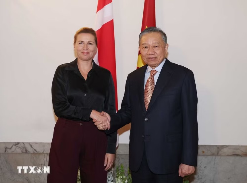 Tổng Bí thư, Chủ tịch nước Tô Lâm gặp hẹp Thủ tướng Đan Mạch Mette Frederiksen trước hội đàm. (Ảnh: Thống Nhất/TTXVN)