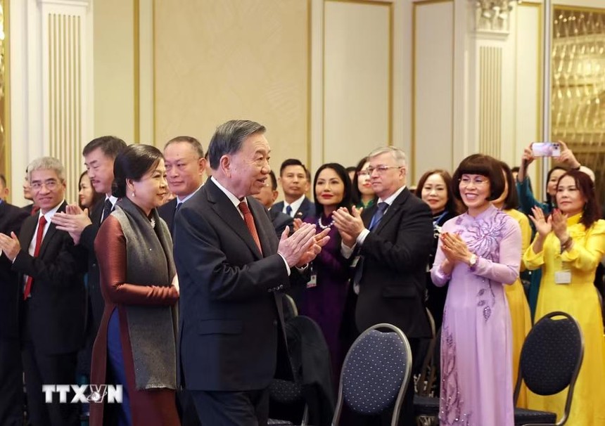 Đại diện cộng đồng người Việt Nam tại châu Âu dự cuộc gặp gỡ với Tổng Bí thư, Chủ tịch nước Tô Lâm và Phu nhân Ngô Phương Ly. (Ảnh: Thống Nhất/TTXVN)
