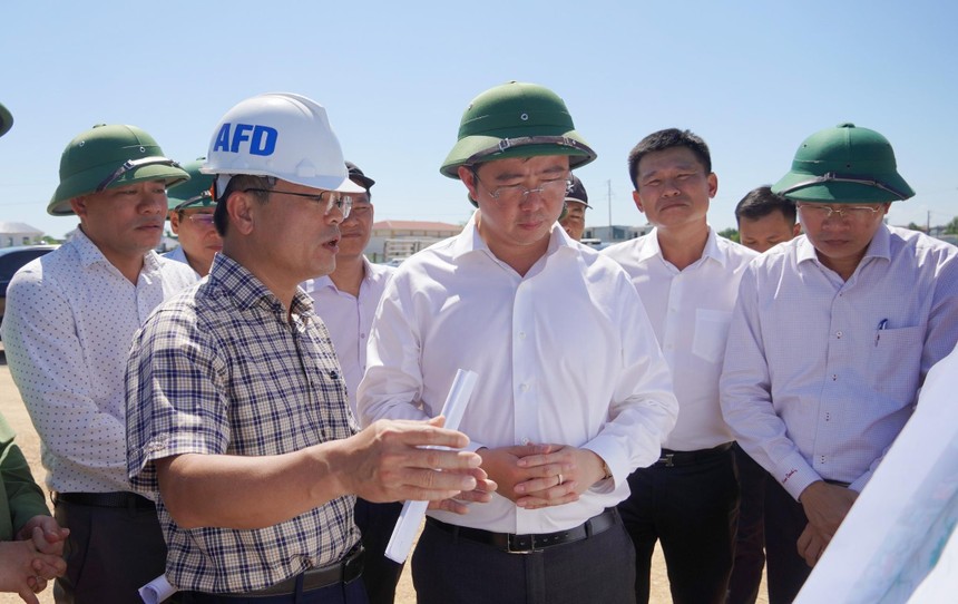 Chủ tịch UBND tỉnh Quảng Trị Bùi Hoàng Phương (giữa ảnh) kiểm tra một dự án đầu tư công trên địa bàn tỉnh.