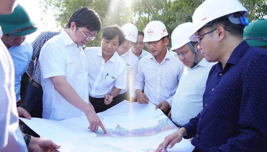Chủ tịch UBND tỉnh Quảng Trị Bùi Hoàng Phương (thứ hai từ trái ảnh) kiểm tra các dự án do Tập đoàn Việt Phương và SamHoldings đề xuất tại khu vực cảng Mỹ Thủy. Ảnh: Phạm Mỹ Hạnh.
