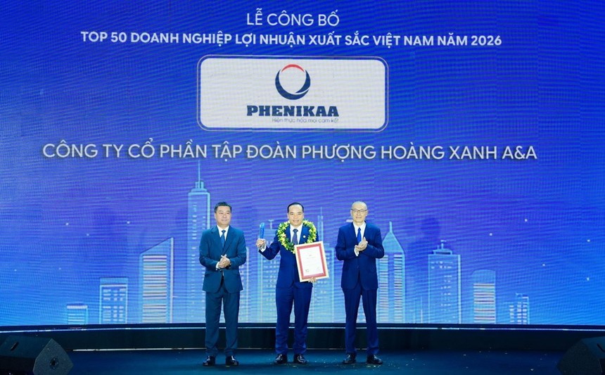 Ông Cao Hoàng Long - Phó Tổng Giám đốc Tập đoàn Phenikaa nhận kỉ niệm chương tại Lễ công bố.