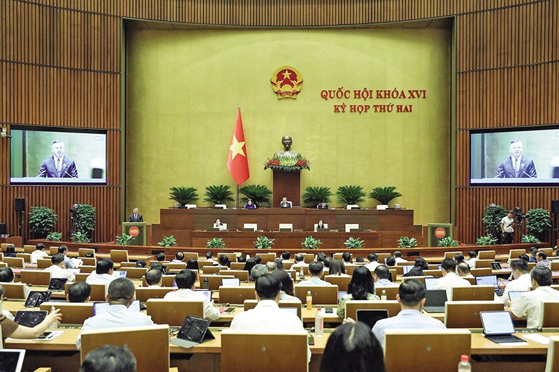 Quốc hội nghe Bộ trưởng Bộ Tài chính giải trình cuối phiên thảo luận. Ảnh: Đức Thanh