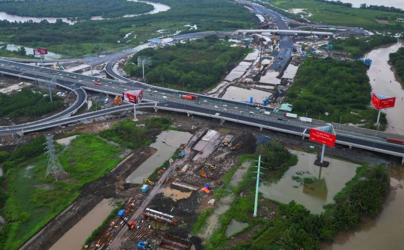 Dự án đường Vành đai 3 TP.HCM đang tăng tốc thi công nhưng thiếu vật liệu xây dựng nên ảnh hưởng đến tiến độ dự án - Ảnh: Lê Toàn 