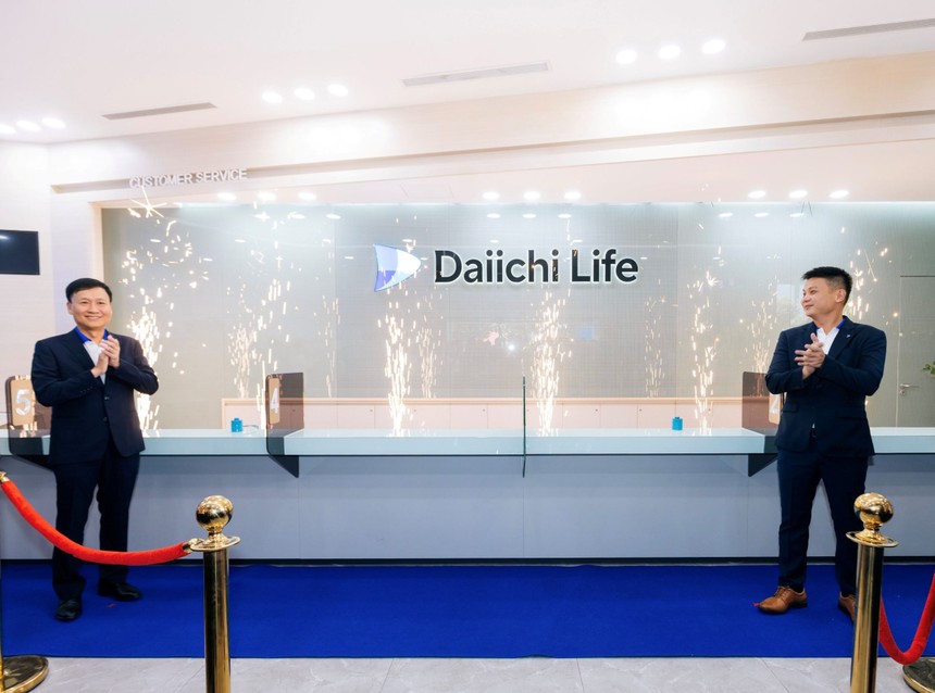 Ông Trần Đình Quân (trái) – Chủ tịch Hội đồng Thành viên Daiichi Life Việt Nam, và ông Đặng Hồng Hải – Tổng Giám đốc Daiichi Life Việt Nam, thực hiện nghi thức ra mắt nhận diện thương hiệu mới tại Trụ sở chính