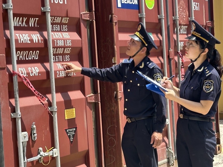 Hoạt động nghiệp vụ của công chức hải quan. Ảnh: Văn Tá