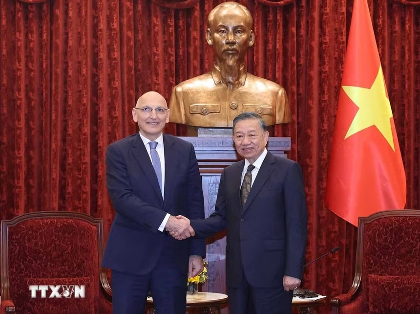Tổng Bí thư, Chủ tịch nước Tô Lâm tiếp Đặc phái viên Tổng thống Azerbaijan Elchin Amirbayov. (Ảnh: Thống Nhất/TTXVN)