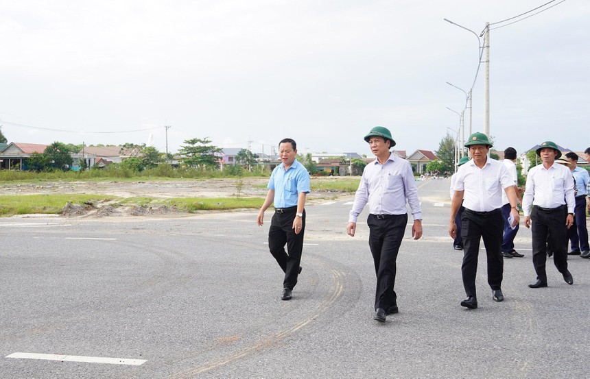 Phó Chủ tịch Thường trực UBND tỉnh Quảng Trị Hoàng Nam (thứ hai từ phải sang) kiểm tra thực địa hợp phần Xây dựng hạ tầng kỹ thuật khu tái định cư phục vụ di dời các hộ dân ra khỏi khu vực mở rộng cảng Cửa Việt. Ảnh: Trường Nhật