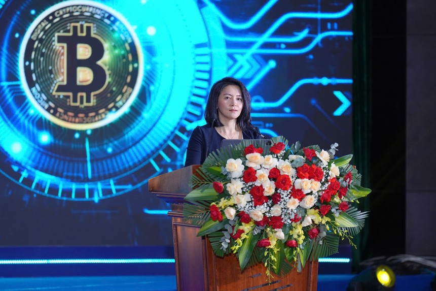 Bà Wanming Du, Giám đốc Chính sách FTSE trình bày tham luận tại Vietnam Blockchain Day Đà Nẵng 2025