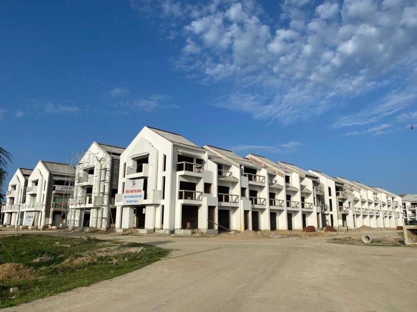 Hoian d'Or do Tracodi làm tổng thầu đã thi công xong 90% hạ tầng kỹ thuật nội khu và phần thân của 202 căn shophouse, dự kiến bàn giao trong quý 3/2022