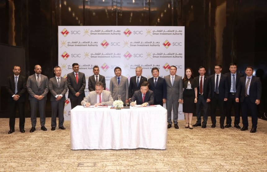 Ông Nguyễn Chí Thành - Chủ tịch HĐTV SCIC và Ngài Nasser Sulaiman Hamed Al Harthy - Phó chủ tịch OIA đại diện cho hai tổ chức ký kết Biên bản ghi nhớ