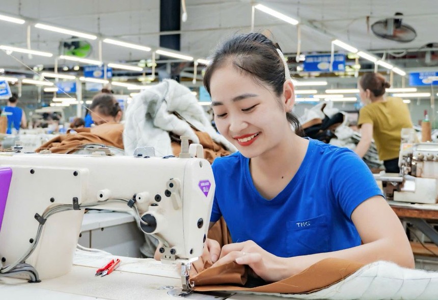 Doanh thu nửa đầu năm vượt 4.000 tỷ đồng, cổ phiếu TNG nối dài chuỗi tăng 9 phiên liên tục