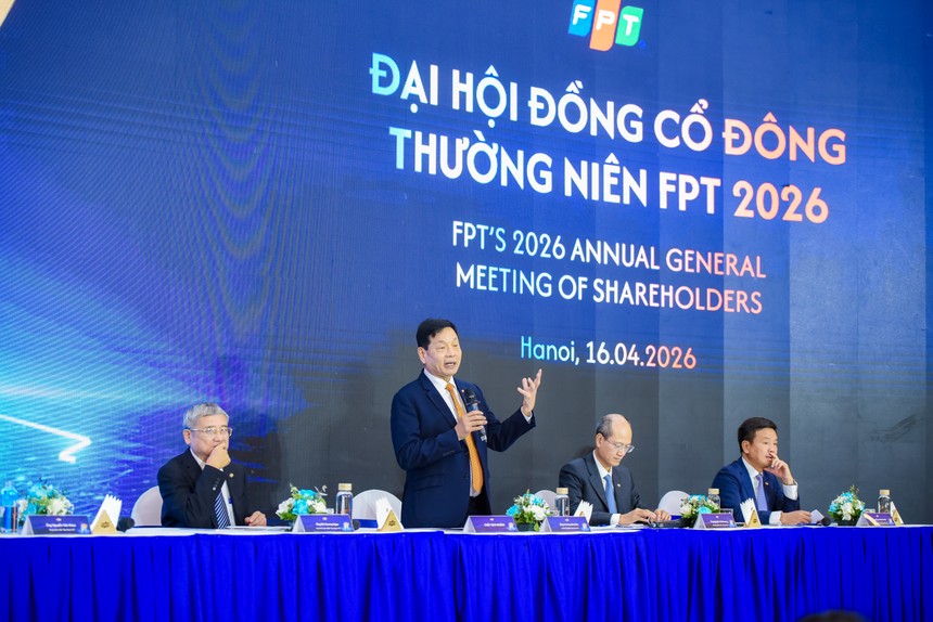 Ông Trương Gia Bình, Chủ tịch FPT trao đổi với cổ đông