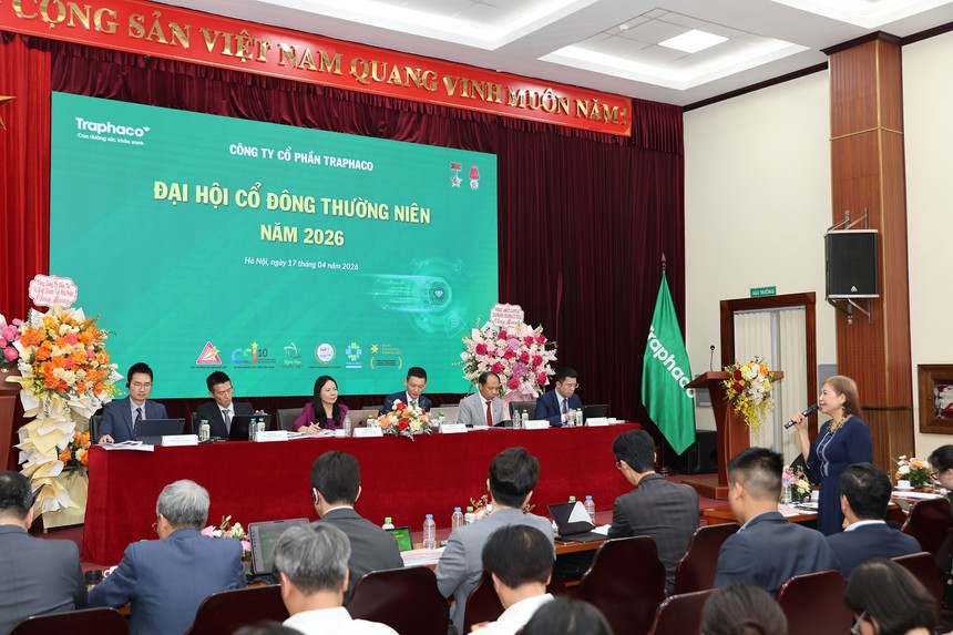 Cổ đông trao đổi tại đại hội 